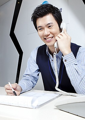 포토 JPG 라이프스타일 남자 비즈니스 탁자 실내 한명 미소 웃음 사람 앉기 동양인 상반신 20대 성인 비즈니스라이프 사무실 필기구 펜 한국인 직장인 비즈니스맨 책상 수화기 문서 파일 텔레마케팅 통화 남자만 남자한명만 성인남자만 청년만 청년남자만 청년남자한명만 성인한명만 성인남자한명만 성인만 국내포토 직업 1 가구 모션 문구용품 표정 인종 청년 내부 생활 서비스업 전화기 파일형식