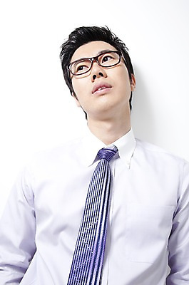 포토 JPG 라이프스타일 남자 안경 비즈니스 스트레스 실내 무표정 한명 사람 동양인 상반신 20대 성인 비즈니스라이프 한국인 직장인 비즈니스맨 남자만 남자한명만 성인남자만 청년만 청년남자만 청년남자한명만 성인한명만 성인남자한명만 성인만 국내포토 직업 1 잡화 감정 표정 인종 청년 내부 생활 파일형식