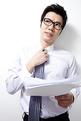 포토 JPG 라이프스타일 남자 안경 비즈니스 넥타이 스트레스 실내 한명 들기 사람 동양인 손짓 상반신 20대 성인 비즈니스라이프 한국인 직장인 비즈니스맨 문서 파일 풀기 답답함 남자만 남자한명만 성인남자만 청년만 청년남자만 청년남자한명만 성인한명만 성인남자한명만 성인만 국내포토 직업 1 잡화 모션 인종 청년 내부 생활 감각 파일형식