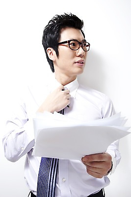 포토 JPG 라이프스타일 남자 안경 비즈니스 넥타이 스트레스 실내 한명 들기 사람 동양인 손짓 상반신 20대 성인 비즈니스라이프 한국인 직장인 비즈니스맨 문서 파일 풀기 답답함 남자만 남자한명만 성인남자만 청년만 청년남자만 청년남자한명만 성인한명만 성인남자한명만 성인만 국내포토 직업 1 잡화 모션 인종 청년 내부 생활 감각 파일형식