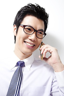 포토 JPG 라이프스타일 남자 안경 비즈니스 실내 한명 미소 웃음 사람 동양인 손짓 상반신 20대 성인 비즈니스라이프 스마트폰 한국인 직장인 비즈니스맨 통화 남자만 남자한명만 성인남자만 청년만 청년남자만 청년남자한명만 성인한명만 성인남자한명만 성인만 국내포토 직업 1 잡화 모션 표정 인종 청년 내부 생활 핸드폰 스마트기기 파일형식