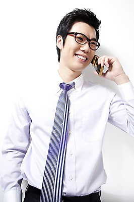 포토 JPG 라이프스타일 남자 안경 비즈니스 실내 한명 미소 웃음 사람 동양인 상반신 20대 성인 비즈니스라이프 스마트폰 한국인 직장인 비즈니스맨 통화 남자만 남자한명만 성인남자만 청년만 청년남자만 청년남자한명만 성인한명만 성인남자한명만 성인만 국내포토 직업 1 잡화 모션 표정 인종 청년 내부 생활 핸드폰 스마트기기 파일형식