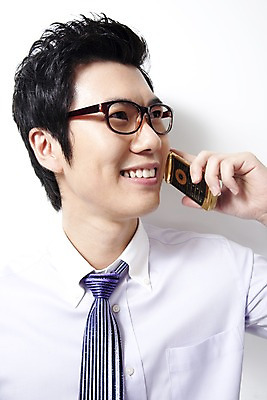 포토 JPG 라이프스타일 남자 안경 비즈니스 실내 한명 미소 웃음 사람 동양인 상반신 20대 성인 비즈니스라이프 스마트폰 한국인 직장인 비즈니스맨 통화 남자만 남자한명만 성인남자만 청년만 청년남자만 청년남자한명만 성인한명만 성인남자한명만 성인만 국내포토 직업 1 잡화 모션 표정 인종 청년 내부 생활 핸드폰 스마트기기 파일형식