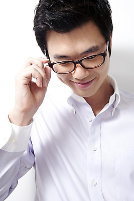 포토 JPG 라이프스타일 남자 안경 비즈니스 실내 한명 사람 동양인 손짓 상반신 20대 성인 비즈니스라이프 한국인 직장인 비즈니스맨 남자만 남자한명만 성인남자만 청년만 청년남자만 청년남자한명만 성인한명만 성인남자한명만 성인만 국내포토 직업 1 잡화 모션 인종 청년 내부 생활 파일형식