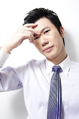포토 JPG 라이프스타일 남자 생각 비즈니스 의학 스트레스 실내 무표정 한명 사람 동양인 손짓 상반신 20대 성인 비즈니스라이프 고통 한국인 직장인 비즈니스맨 고민 두통 남자만 남자한명만 성인남자만 청년만 청년남자만 청년남자한명만 성인한명만 성인남자한명만 성인만 국내포토 직업 1 감정 모션 표정 인종 청년 내부 생활 질병 파일형식