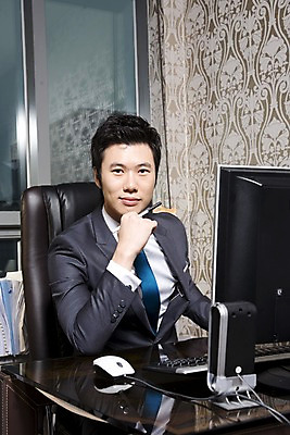 포토 JPG 라이프스타일 남자 포즈 의자 비즈니스 창문 실내 한명 사람 앉기 동양인 정장 상반신 20대 성인 비즈니스라이프 사무실 필기구 펜 모니터 스피커 턱괴기 한국인 키보드 마우스 직장인 비즈니스맨 책상 남자만 남자한명만 성인남자만 청년만 청년남자만 청년남자한명만 성인한명만 성인남자한명만 성인만 국내포토 직업 1 옷 음향기기 가구 모션 문구용품 인종 청년 내부 생활 컴퓨터 컴퓨터용품 파일형식