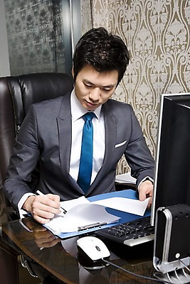 포토 JPG 라이프스타일 남자 의자 비즈니스 창문 실내 한명 사람 앉기 동양인 정장 상반신 20대 성인 비즈니스라이프 사무실 필기구 펜 모니터 스피커 한국인 키보드 마우스 업무 직장인 비즈니스맨 작업실 책상 문서 파일 남자만 남자한명만 성인남자만 청년만 청년남자만 청년남자한명만 성인한명만 성인남자한명만 성인만 국내포토 직업 1 옷 음향기기 가구 모션 문구용품 인종 청년 내부 생활 컴퓨터 컴퓨터용품 작업 파일형식