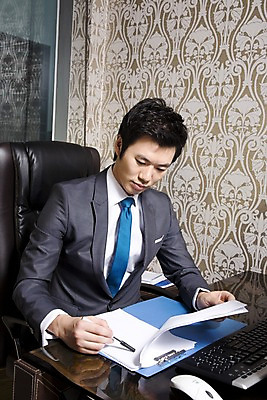 포토 JPG 라이프스타일 남자 의자 비즈니스 창문 실내 한명 사람 앉기 동양인 정장 상반신 20대 성인 비즈니스라이프 사무실 필기구 펜 한국인 키보드 마우스 업무 직장인 비즈니스맨 작업실 책상 문서 파일 남자만 남자한명만 성인남자만 청년만 청년남자만 청년남자한명만 성인한명만 성인남자한명만 성인만 국내포토 직업 1 옷 가구 모션 문구용품 인종 청년 내부 생활 컴퓨터용품 작업 파일형식