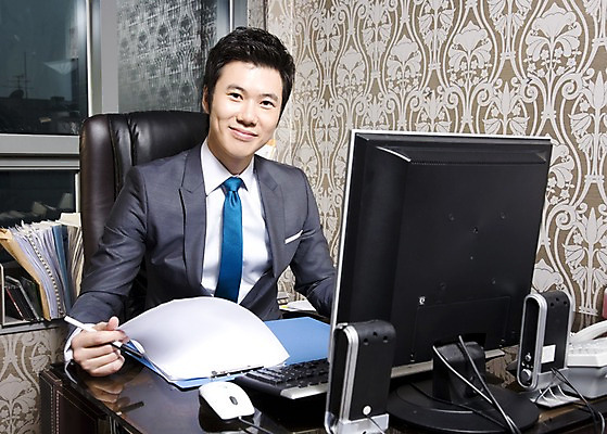 포토 JPG 라이프스타일 남자 포즈 의자 비즈니스 창문 책장 실내 한명 미소 웃음 사람 앉기 동양인 정장 상반신 20대 성인 책 비즈니스라이프 사무실 모니터 스피커 한국인 키보드 마우스 업무 직장인 비즈니스맨 작업실 책상 문서 파일 남자만 남자한명만 성인남자만 청년만 청년남자만 청년남자한명만 성인한명만 성인남자한명만 성인만 국내포토 직업 1 옷 음향기기 가구 모션 표정 인종 청년 내부 생활 컴퓨터 컴퓨터용품 작업 파일형식