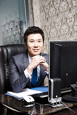 포토 JPG 라이프스타일 남자 포즈 의자 비즈니스 창문 실내 한명 미소 웃음 사람 앉기 동양인 정장 상반신 20대 성인 비즈니스라이프 사무실 필기구 펜 모니터 스피커 한국인 키보드 마우스 직장인 비즈니스맨 깍지 책상 문서 파일 남자만 남자한명만 성인남자만 청년만 청년남자만 청년남자한명만 성인한명만 성인남자한명만 성인만 국내포토 직업 1 옷 음향기기 가구 모션 문구용품 표정 인종 손짓 청년 내부 생활 컴퓨터 컴퓨터용품 파일형식