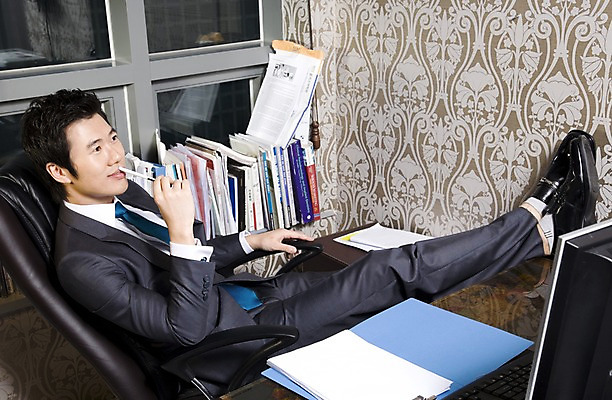 포토 JPG 전신 라이프스타일 남자 여유 의자 비즈니스 휴식 책장 실내 한명 사람 동양인 정장 20대 성인 책 비즈니스라이프 사무실 필기구 펜 모니터 기댐 한국인 직장인 비즈니스맨 책상 문서 파일 남자만 남자한명만 성인남자만 청년만 청년남자만 청년남자한명만 성인한명만 성인남자한명만 성인만 국내포토 직업 1 옷 감정 가구 컨셉 모션 문구용품 인종 청년 내부 생활 컴퓨터 파일형식