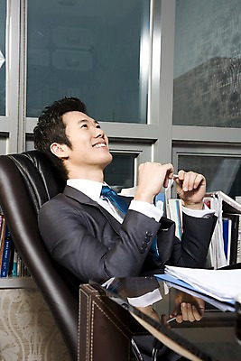 포토 JPG 라이프스타일 남자 여유 의자 비즈니스 창문 휴식 실내 한명 미소 웃음 들기 사람 앉기 동양인 정장 상반신 20대 성인 비즈니스라이프 사무실 필기구 펜 기댐 한국인 직장인 비즈니스맨 책상 문서 파일 남자만 남자한명만 성인남자만 청년만 청년남자만 청년남자한명만 성인한명만 성인남자한명만 성인만 국내포토 직업 1 옷 감정 가구 컨셉 모션 문구용품 표정 인종 청년 내부 생활 파일형식