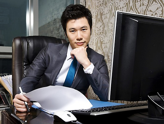 포토 JPG 라이프스타일 남자 포즈 의자 비즈니스 창문 실내 한명 사람 앉기 동양인 정장 상반신 20대 성인 비즈니스라이프 사무실 필기구 펜 모니터 턱괴기 한국인 키보드 마우스 직장인 비즈니스맨 책상 문서 파일 남자만 남자한명만 성인남자만 청년만 청년남자만 청년남자한명만 성인한명만 성인남자한명만 성인만 국내포토 직업 1 옷 가구 모션 문구용품 인종 청년 내부 생활 컴퓨터 컴퓨터용품 파일형식