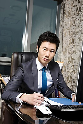 포토 JPG 라이프스타일 남자 의자 비즈니스 창문 실내 한명 사람 앉기 동양인 정장 상반신 20대 성인 비즈니스라이프 사무실 필기구 펜 모니터 한국인 키보드 마우스 직장인 비즈니스맨 책상 문서 파일 남자만 남자한명만 성인남자만 청년만 청년남자만 청년남자한명만 성인한명만 성인남자한명만 성인만 국내포토 직업 1 옷 가구 모션 문구용품 인종 청년 내부 생활 컴퓨터 컴퓨터용품 파일형식