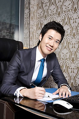 포토 JPG 라이프스타일 남자 의자 비즈니스 실내 한명 미소 웃음 사람 앉기 동양인 정장 상반신 20대 성인 비즈니스라이프 사무실 필기구 펜 한국인 키보드 마우스 업무 직장인 비즈니스맨 작업실 책상 문서 파일 남자만 남자한명만 성인남자만 청년만 청년남자만 청년남자한명만 성인한명만 성인남자한명만 성인만 국내포토 직업 1 옷 가구 모션 문구용품 표정 인종 청년 내부 생활 컴퓨터용품 작업 파일형식