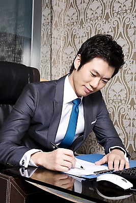 포토 JPG 라이프스타일 남자 비즈니스 창문 실내 한명 사람 앉기 동양인 정장 상반신 20대 성인 비즈니스라이프 사무실 필기구 펜 한국인 키보드 마우스 업무 직장인 비즈니스맨 작업실 책상 문서 파일 남자만 남자한명만 성인남자만 청년만 청년남자만 청년남자한명만 성인한명만 성인남자한명만 성인만 국내포토 직업 1 옷 가구 모션 문구용품 인종 청년 내부 생활 컴퓨터용품 작업 파일형식