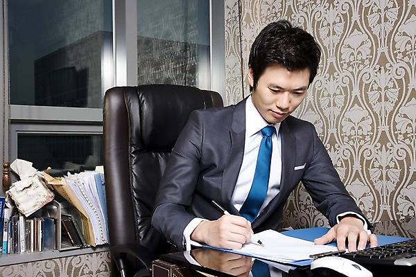 포토 JPG 라이프스타일 남자 의자 비즈니스 창문 책장 실내 한명 사람 앉기 동양인 정장 상반신 20대 성인 책 비즈니스라이프 사무실 필기구 펜 한국인 키보드 마우스 업무 직장인 비즈니스맨 작업실 책상 문서 파일 남자만 남자한명만 성인남자만 청년만 청년남자만 청년남자한명만 성인한명만 성인남자한명만 성인만 국내포토 직업 1 옷 가구 모션 문구용품 인종 청년 내부 생활 컴퓨터용품 작업 파일형식