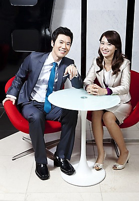 포토 JPG 전신 라이프스타일 커플 여자 남자 포즈 의자 비즈니스 탁자 실내 미소 웃음 사람 앉기 동양인 정장 두명 비즈니스라이프 한국인 직장인 비즈니스맨 비즈니스우먼 응접실 깍지 국내포토 직업 옷 가구 관계 모션 표정 인종 손짓 내부 생활 파일형식