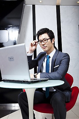 포토 JPG 라이프스타일 남자 안경 의자 비즈니스 탁자 실내 한명 사람 앉기 동양인 정장 상반신 20대 성인 비즈니스라이프 노트북 컴퓨터 한국인 직장인 비즈니스맨 응접실 남자만 남자한명만 성인남자만 청년만 청년남자만 청년남자한명만 성인한명만 성인남자한명만 성인만 국내포토 직업 1 잡화 옷 가구 모션 인종 청년 내부 생활 전자제품 파일형식