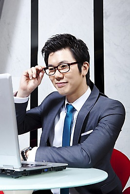 포토 JPG 라이프스타일 남자 안경 의자 비즈니스 탁자 실내 한명 사람 앉기 동양인 정장 상반신 20대 성인 비즈니스라이프 노트북 컴퓨터 한국인 직장인 비즈니스맨 응접실 남자만 남자한명만 성인남자만 청년만 청년남자만 청년남자한명만 성인한명만 성인남자한명만 성인만 국내포토 직업 1 잡화 옷 가구 모션 인종 청년 내부 생활 전자제품 파일형식