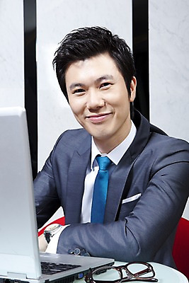 포토 JPG 라이프스타일 남자 안경 포즈 의자 비즈니스 탁자 실내 한명 미소 웃음 사람 앉기 동양인 정장 상반신 20대 성인 비즈니스라이프 노트북 컴퓨터 한국인 직장인 비즈니스맨 응접실 남자만 남자한명만 성인남자만 청년만 청년남자만 청년남자한명만 성인한명만 성인남자한명만 성인만 국내포토 직업 1 잡화 옷 가구 모션 표정 인종 청년 내부 생활 전자제품 파일형식