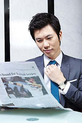 포토 JPG 라이프스타일 응시 남자 비즈니스 탁자 실내 한명 들기 사람 앉기 동양인 정장 상반신 20대 성인 비즈니스라이프 한국인 직장인 비즈니스맨 응접실 신문 남자만 남자한명만 성인남자만 청년만 청년남자만 청년남자한명만 성인한명만 성인남자한명만 성인만 국내포토 직업 1 시선 옷 가구 모션 인종 청년 내부 생활 간행물 뉴스 파일형식