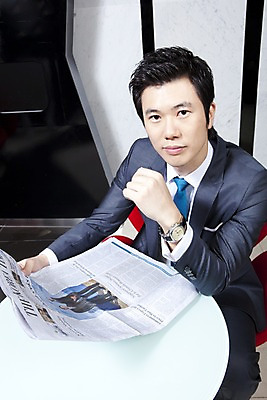 포토 JPG 라이프스타일 남자 포즈 의자 비즈니스 탁자 실내 한명 들기 사람 앉기 동양인 정장 상반신 20대 성인 비즈니스라이프 한국인 직장인 비즈니스맨 응접실 신문 남자만 남자한명만 성인남자만 청년만 청년남자만 청년남자한명만 성인한명만 성인남자한명만 성인만 국내포토 직업 1 옷 가구 모션 인종 청년 내부 생활 간행물 뉴스 파일형식