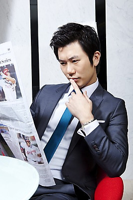 포토 JPG 라이프스타일 응시 남자 의자 비즈니스 탁자 실내 한명 들기 사람 앉기 동양인 정장 손짓 상반신 20대 성인 비즈니스라이프 한국인 직장인 비즈니스맨 응접실 신문 찡그림 고민 심각 남자만 남자한명만 성인남자만 청년만 청년남자만 청년남자한명만 성인한명만 성인남자한명만 성인만 국내포토 직업 1 시선 옷 감정 가구 컨셉 모션 표정 인종 청년 내부 생활 간행물 뉴스 파일형식