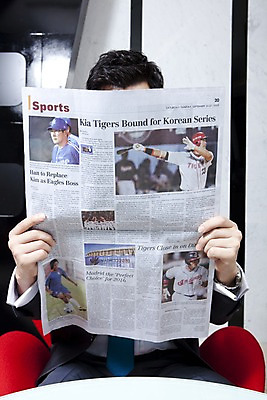 포토 JPG 라이프스타일 남자 의자 비즈니스 탁자 실내 한명 들기 사람 앉기 동양인 상반신 20대 성인 비즈니스라이프 직장인 비즈니스맨 응접실 신문 남자만 남자한명만 성인남자만 청년만 청년남자만 청년남자한명만 성인한명만 성인남자한명만 성인만 국내포토 직업 1 가구 모션 인종 청년 내부 생활 간행물 뉴스 파일형식