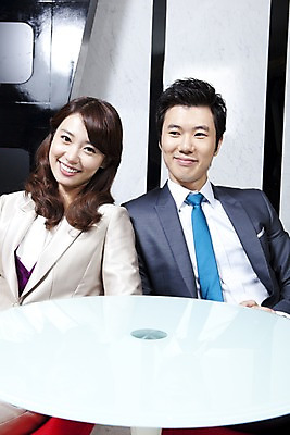 포토 JPG 라이프스타일 커플 여자 남자 여유 포즈 비즈니스 탁자 휴식 실내 사람 앉기 동양인 정장 상반신 두명 비즈니스라이프 한국인 직장인 비즈니스맨 비즈니스우먼 응접실 국내포토 직업 옷 감정 가구 컨셉 관계 모션 인종 내부 생활 파일형식