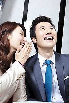 포토 JPG 라이프스타일 커플 여자 남자 비즈니스 실내 미소 웃음 사람 앉기 동양인 정장 손짓 상반신 두명 비즈니스라이프 한국인 직장인 비즈니스맨 비즈니스우먼 귓속말 국내포토 직업 옷 관계 모션 표정 인종 내부 생활 파일형식