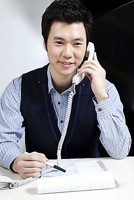 포토 JPG 라이프스타일 남자 비즈니스 탁자 실내 한명 사람 앉기 동양인 상반신 20대 성인 비즈니스라이프 필기구 펜 한국인 업무 직장인 비즈니스맨 작업실 책상 수화기 문서 파일 텔레마케팅 통화 남자만 남자한명만 성인남자만 청년만 청년남자만 청년남자한명만 성인한명만 성인남자한명만 성인만 국내포토 직업 1 가구 모션 문구용품 인종 청년 내부 생활 작업 서비스업 전화기 파일형식