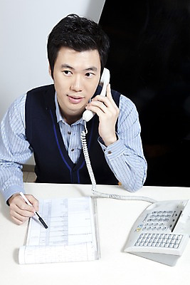 포토 JPG 라이프스타일 남자 비즈니스 탁자 실내 한명 사람 앉기 동양인 상반신 20대 성인 비즈니스라이프 사무실 필기구 펜 한국인 업무 직장인 비즈니스맨 작업실 책상 수화기 문서 파일 텔레마케팅 통화 남자만 남자한명만 성인남자만 청년만 청년남자만 청년남자한명만 성인한명만 성인남자한명만 성인만 국내포토 직업 1 가구 모션 문구용품 인종 청년 내부 생활 작업 서비스업 전화기 파일형식