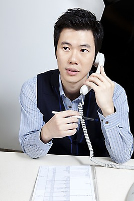 포토 JPG 라이프스타일 남자 비즈니스 탁자 실내 한명 사람 앉기 동양인 상반신 20대 성인 비즈니스라이프 사무실 필기구 펜 한국인 업무 직장인 비즈니스맨 작업실 책상 수화기 문서 파일 텔레마케팅 통화 남자만 남자한명만 성인남자만 청년만 청년남자만 청년남자한명만 성인한명만 성인남자한명만 성인만 국내포토 직업 1 가구 모션 문구용품 인종 청년 내부 생활 작업 서비스업 전화기 파일형식
