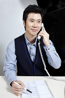 포토 JPG 라이프스타일 남자 비즈니스 탁자 실내 한명 미소 웃음 사람 앉기 동양인 상반신 20대 성인 비즈니스라이프 사무실 필기구 펜 한국인 업무 직장인 비즈니스맨 작업실 책상 수화기 문서 파일 텔레마케팅 통화 남자만 남자한명만 성인남자만 청년만 청년남자만 청년남자한명만 성인한명만 성인남자한명만 성인만 국내포토 직업 1 가구 모션 문구용품 표정 인종 청년 내부 생활 작업 서비스업 전화기 파일형식