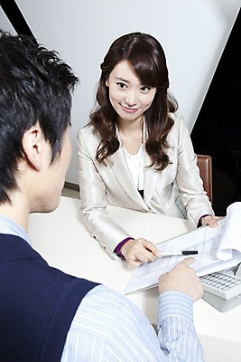 포토 JPG 라이프스타일 여자 남자 비즈니스 탁자 실내 대화 미소 웃음 사람 앉기 동양인 정장 상반신 두명 비즈니스라이프 사무실 마주보기 한국인 업무 직장인 비즈니스맨 비즈니스우먼 작업실 책상 문서 파일 국내포토 직업 옷 가구 모션 표정 말하기 인종 내부 생활 작업 파일형식