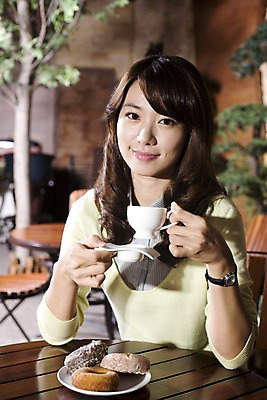 포토 JPG 나무 식물 라이프스타일 그릇 접시 여자 여유 커피 빵 의자 비즈니스 탁자 티타임 휴식 실내 한명 미소 웃음 들기 사람 앉기 동양인 상반신 20대 성인 비즈니스라이프 카페 한국인 마시기 직장인 비즈니스우먼 도넛 커피잔 조경 여자만 여자한명만 성인여자만 청년만 청년여자만 성인한명만 청년여자한명만 성인여자한명만 성인만 국내포토 직업 1 식기 감정 음료 음식 가구 컨셉 모션 디저트 잔 표정 인종 청년 내부 생활 상점 파일형식