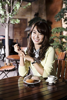 포토 JPG 나무 식물 라이프스타일 그릇 접시 여자 여유 커피 빵 포즈 의자 비즈니스 탁자 티타임 휴식 실내 한명 미소 웃음 사람 앉기 동양인 상반신 20대 성인 비즈니스라이프 카페 한국인 마시기 직장인 비즈니스우먼 도넛 커피잔 조경 여자만 여자한명만 성인여자만 청년만 청년여자만 성인한명만 청년여자한명만 성인여자한명만 성인만 국내포토 직업 1 식기 감정 음료 음식 가구 컨셉 모션 디저트 잔 표정 인종 청년 내부 생활 상점 파일형식