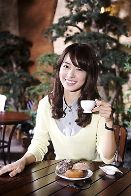 포토 JPG 나무 식물 라이프스타일 그릇 접시 여자 여유 커피 빵 의자 비즈니스 탁자 티타임 휴식 실내 한명 미소 웃음 들기 사람 앉기 동양인 상반신 20대 성인 비즈니스라이프 카페 한국인 마시기 직장인 비즈니스우먼 도넛 커피잔 조경 여자만 여자한명만 성인여자만 청년만 청년여자만 성인한명만 청년여자한명만 성인여자한명만 성인만 국내포토 직업 1 식기 감정 음료 음식 가구 컨셉 모션 디저트 잔 표정 인종 청년 내부 생활 상점 파일형식