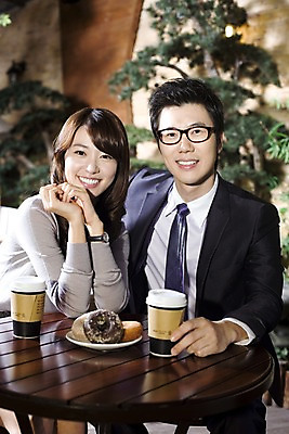 포토 JPG 나무 식물 라이프스타일 그릇 접시 커플 여자 남자 안경 여유 커피 빵 비즈니스 탁자 티타임 휴식 실내 미소 웃음 사람 앉기 동양인 정장 상반신 두명 비즈니스라이프 카페 한국인 마시기 직장인 비즈니스맨 비즈니스우먼 도넛 조경 테이크아웃 국내포토 직업 식기 잡화 옷 감정 음료 음식 가구 컨셉 관계 모션 디저트 표정 인종 내부 생활 상점 파일형식