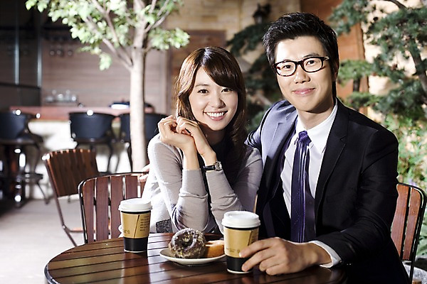 포토 JPG 나무 식물 라이프스타일 그릇 접시 커플 여자 남자 안경 여유 커피 빵 의자 비즈니스 탁자 티타임 휴식 실내 미소 웃음 사람 앉기 동양인 정장 상반신 두명 비즈니스라이프 카페 한국인 마시기 직장인 비즈니스맨 비즈니스우먼 도넛 조경 테이크아웃 국내포토 직업 식기 잡화 옷 감정 음료 음식 가구 컨셉 관계 모션 디저트 표정 인종 내부 생활 상점 파일형식