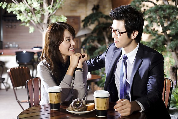 포토 JPG 나무 식물 라이프스타일 그릇 접시 커플 여자 남자 안경 여유 커피 빵 의자 비즈니스 탁자 티타임 휴식 실내 대화 미소 웃음 사람 앉기 동양인 정장 상반신 두명 비즈니스라이프 마주보기 카페 한국인 마시기 직장인 비즈니스맨 비즈니스우먼 도넛 조경 테이크아웃 국내포토 직업 식기 잡화 옷 감정 음료 음식 가구 컨셉 관계 모션 디저트 표정 말하기 인종 내부 생활 상점 파일형식