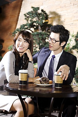 포토 JPG 나무 식물 라이프스타일 그릇 접시 커플 여자 남자 안경 여유 커피 빵 비즈니스 탁자 티타임 휴식 실내 미소 웃음 사람 앉기 동양인 정장 상반신 두명 비즈니스라이프 턱괴기 카페 한국인 마시기 직장인 비즈니스맨 비즈니스우먼 도넛 조경 테이크아웃 국내포토 직업 식기 잡화 옷 감정 음료 음식 가구 컨셉 관계 모션 디저트 표정 인종 내부 생활 상점 파일형식