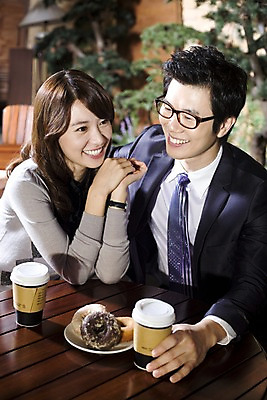 포토 JPG 나무 식물 라이프스타일 그릇 접시 커플 여자 남자 안경 여유 커피 빵 비즈니스 탁자 티타임 휴식 실내 미소 웃음 사람 앉기 동양인 정장 상반신 두명 비즈니스라이프 카페 한국인 마시기 직장인 비즈니스맨 비즈니스우먼 도넛 조경 테이크아웃 국내포토 직업 식기 잡화 옷 감정 음료 음식 가구 컨셉 관계 모션 디저트 표정 인종 내부 생활 상점 파일형식