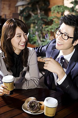 포토 JPG 나무 식물 라이프스타일 그릇 접시 커플 여자 남자 안경 여유 커피 빵 비즈니스 탁자 티타임 휴식 실내 미소 웃음 사람 앉기 동양인 정장 상반신 두명 비즈니스라이프 카페 한국인 마시기 직장인 비즈니스맨 비즈니스우먼 도넛 조경 테이크아웃 국내포토 직업 식기 잡화 옷 감정 음료 음식 가구 컨셉 관계 모션 디저트 표정 인종 내부 생활 상점 파일형식