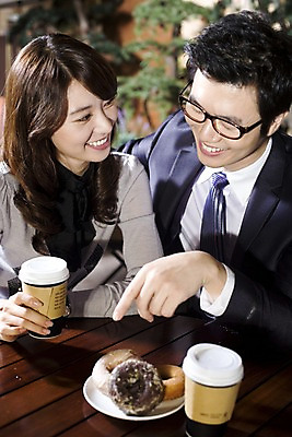포토 JPG 나무 식물 라이프스타일 그릇 접시 커플 여자 남자 안경 여유 커피 빵 비즈니스 탁자 티타임 휴식 실내 미소 웃음 사람 앉기 동양인 정장 손짓 상반신 두명 비즈니스라이프 카페 한국인 마시기 가리킴 직장인 비즈니스맨 비즈니스우먼 도넛 조경 테이크아웃 국내포토 직업 식기 잡화 옷 감정 음료 음식 가구 컨셉 관계 모션 디저트 표정 인종 내부 생활 상점 파일형식