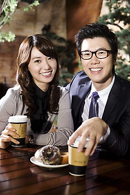 포토 JPG 나무 식물 라이프스타일 그릇 접시 커플 여자 남자 안경 여유 커피 빵 포즈 비즈니스 탁자 티타임 휴식 실내 미소 웃음 사람 앉기 동양인 정장 상반신 두명 비즈니스라이프 카페 한국인 마시기 직장인 비즈니스맨 비즈니스우먼 도넛 조경 테이크아웃 국내포토 직업 식기 잡화 옷 감정 음료 음식 가구 컨셉 관계 모션 디저트 표정 인종 내부 생활 상점 파일형식