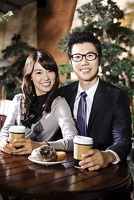 포토 JPG 나무 식물 라이프스타일 그릇 접시 커플 여자 남자 안경 여유 커피 빵 포즈 비즈니스 탁자 티타임 휴식 실내 미소 웃음 사람 앉기 동양인 정장 상반신 두명 비즈니스라이프 카페 한국인 마시기 직장인 비즈니스맨 비즈니스우먼 도넛 조경 테이크아웃 국내포토 직업 식기 잡화 옷 감정 음료 음식 가구 컨셉 관계 모션 디저트 표정 인종 내부 생활 상점 파일형식