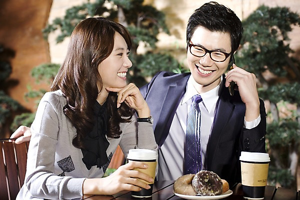 포토 JPG 나무 식물 라이프스타일 그릇 접시 커플 여자 남자 안경 여유 커피 빵 의자 비즈니스 탁자 티타임 휴식 실내 미소 웃음 사람 앉기 동양인 정장 상반신 두명 비즈니스라이프 스마트폰 턱괴기 카페 한국인 마시기 직장인 비즈니스맨 비즈니스우먼 도넛 조경 테이크아웃 통화 국내포토 직업 식기 잡화 옷 감정 음료 음식 가구 컨셉 관계 모션 디저트 표정 인종 내부 생활 핸드폰 스마트기기 상점 파일형식