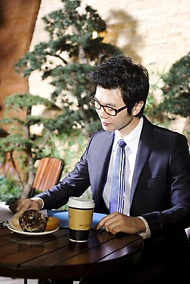 포토 JPG 나무 식물 라이프스타일 그릇 접시 남자 안경 여유 커피 빵 비즈니스 탁자 티타임 휴식 실내 한명 사람 앉기 동양인 정장 상반신 20대 성인 비즈니스라이프 카페 한국인 마시기 직장인 비즈니스맨 도넛 문서 파일 조경 테이크아웃 남자만 남자한명만 성인남자만 청년만 청년남자만 청년남자한명만 성인한명만 성인남자한명만 성인만 국내포토 직업 1 식기 잡화 옷 감정 음료 음식 가구 컨셉 모션 디저트 인종 청년 내부 생활 상점 파일형식